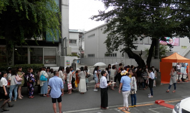 朝から多くのお客さんが並んでいました
